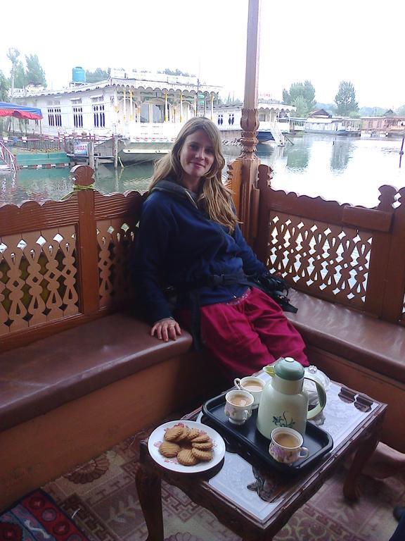 Hotel Houseboat Ambassador Srīnagar Exterior foto